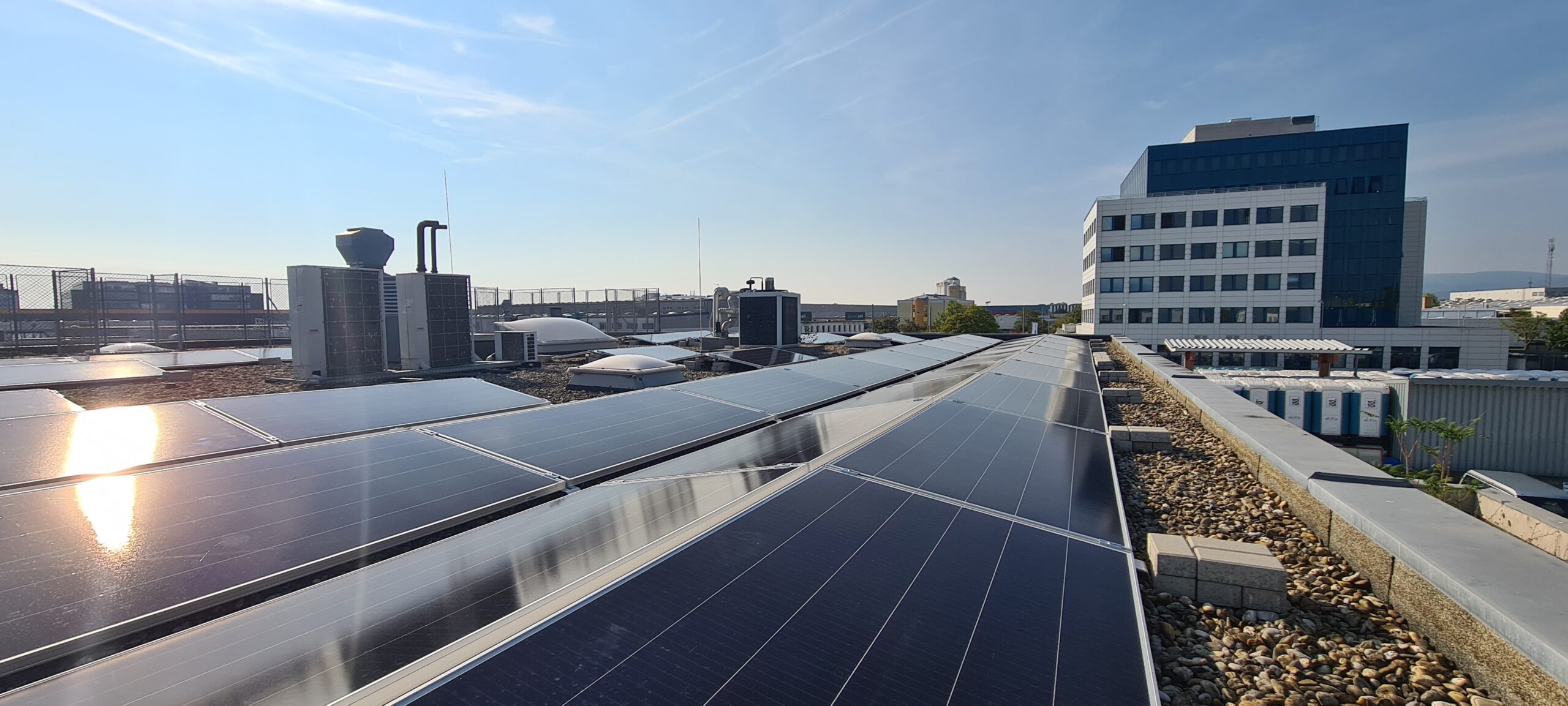 PV-Anlage auf dem Dach von power solution